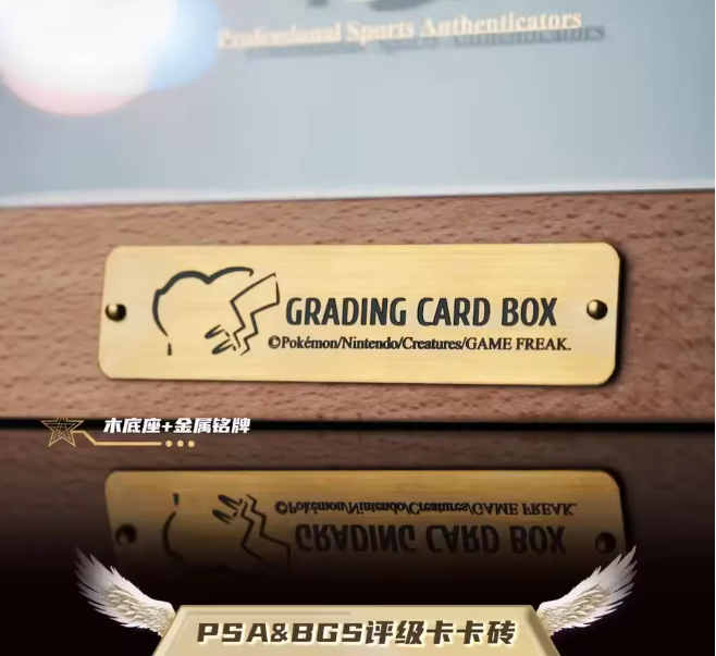 Premium PSA Acryl Kartenhalter mit Holzsockel & UV-Schutz – Edles Display für Sammelkarten