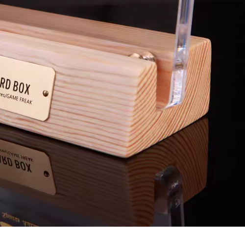 Premium PSA Acryl Kartenhalter mit Holzsockel & UV-Schutz – Edles Display für Sammelkarten