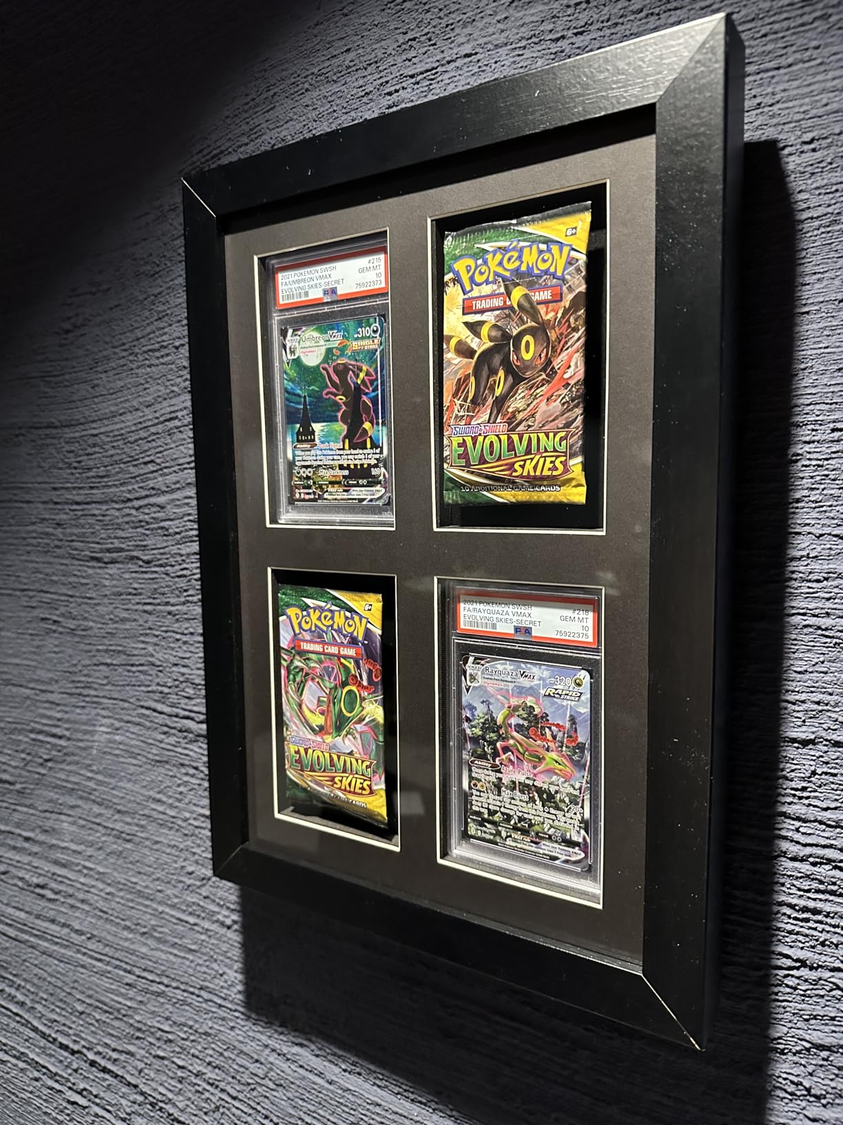 Premium PSA Karten Display Rahmen für 4 Karten – Wandhalterung & Vitrine für Sammelkarten (PSA, CGC, TAG) – Schwarzer Holzrahmen mit UV-Schutzglas für Pokémon, Sportkarten, Yu-Gi-Oh, MTG